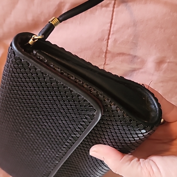 STUNNING WHITING AND DAVIS BLACK MATTE MESH CROSSBODY CLUTCH - Picture 12 of 16